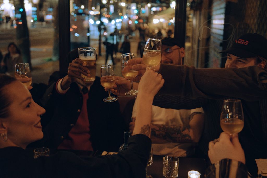 Ambiance conviviale au Café de l'Arc — Porte Saint-Martin
