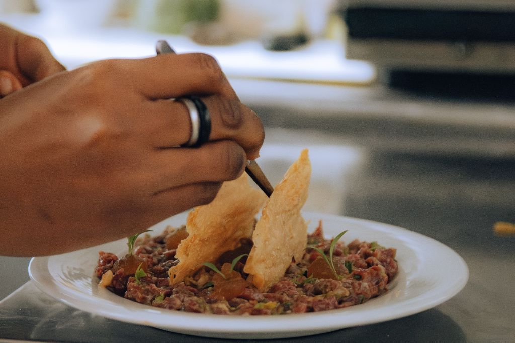 Tartare de bœuf avec chips — Café de l'Arc